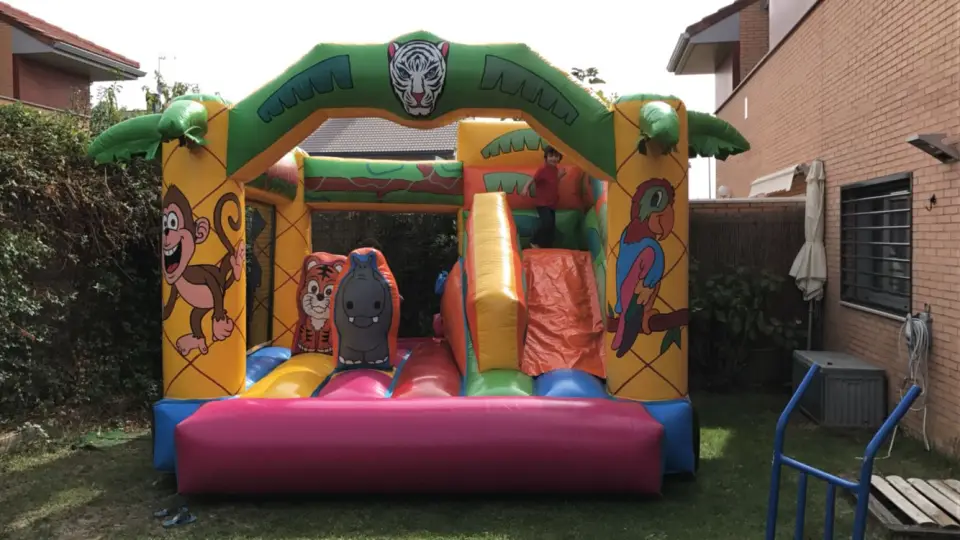 CASTILLO HINCHABLE SELVA TROPICAL, hinchable en alquiler