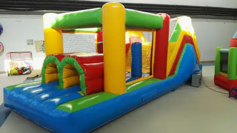 Castillo hinchable pista americana mediana 1
