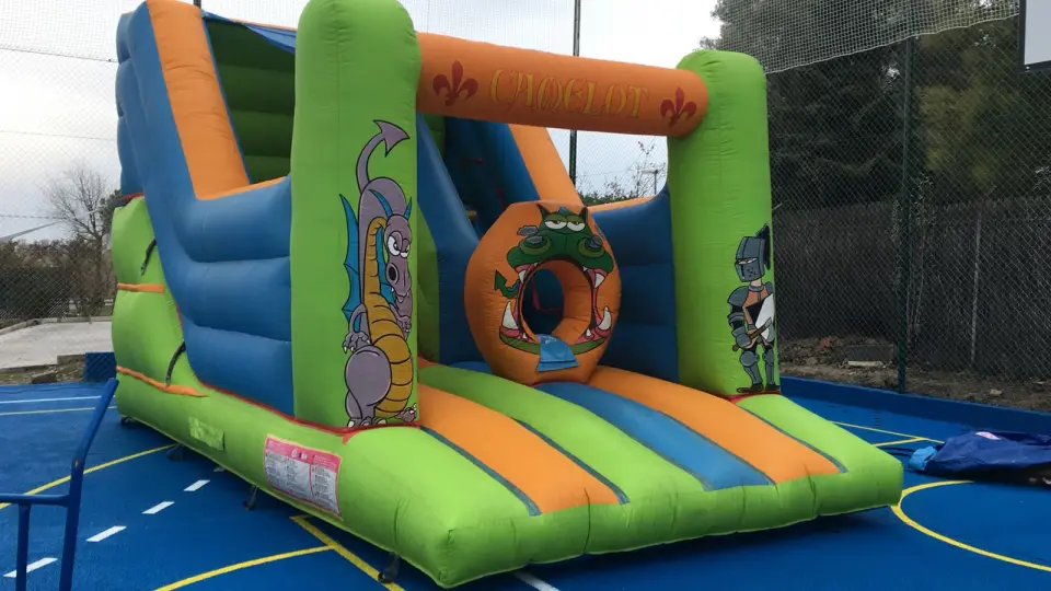 CASTILLO HINCHABLE CAMELOT CUBIERTO, hinchable en alquiler