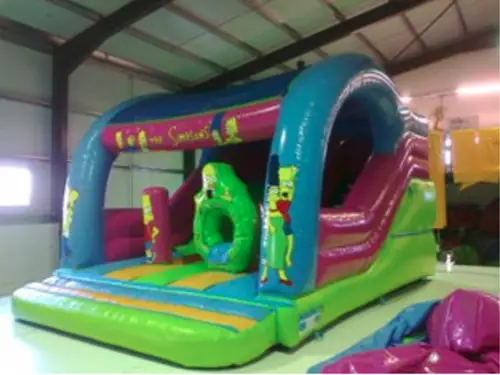 CASTILLO HINCHABLE SIMPSONS CUBIERTO, hinchable en alquiler