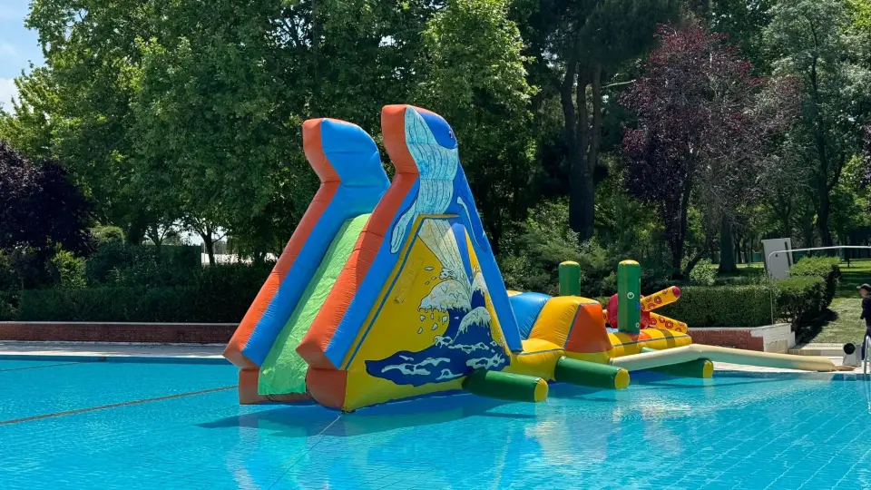 CASTILLO HINCHABLE PLATAFORMA ACUATICA, hinchable en alquiler