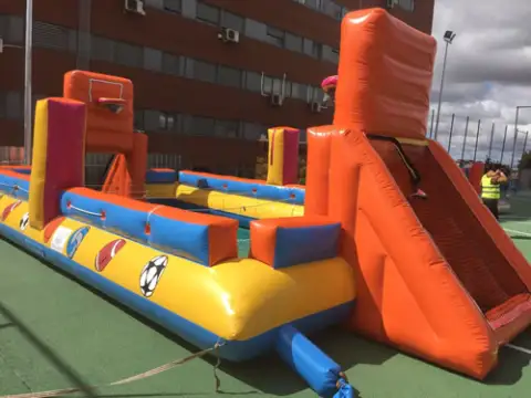 Castillo hinchable pista polideportiva