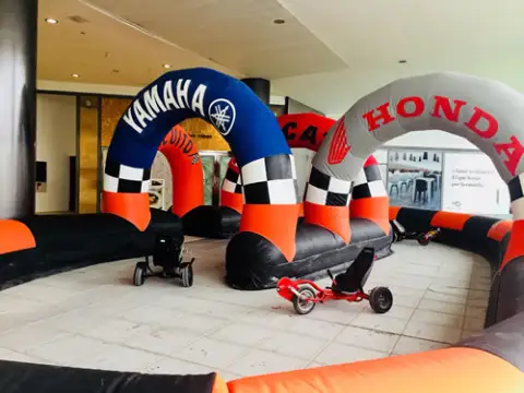 Castillo hinchable circuito  de karts hinchable - negro