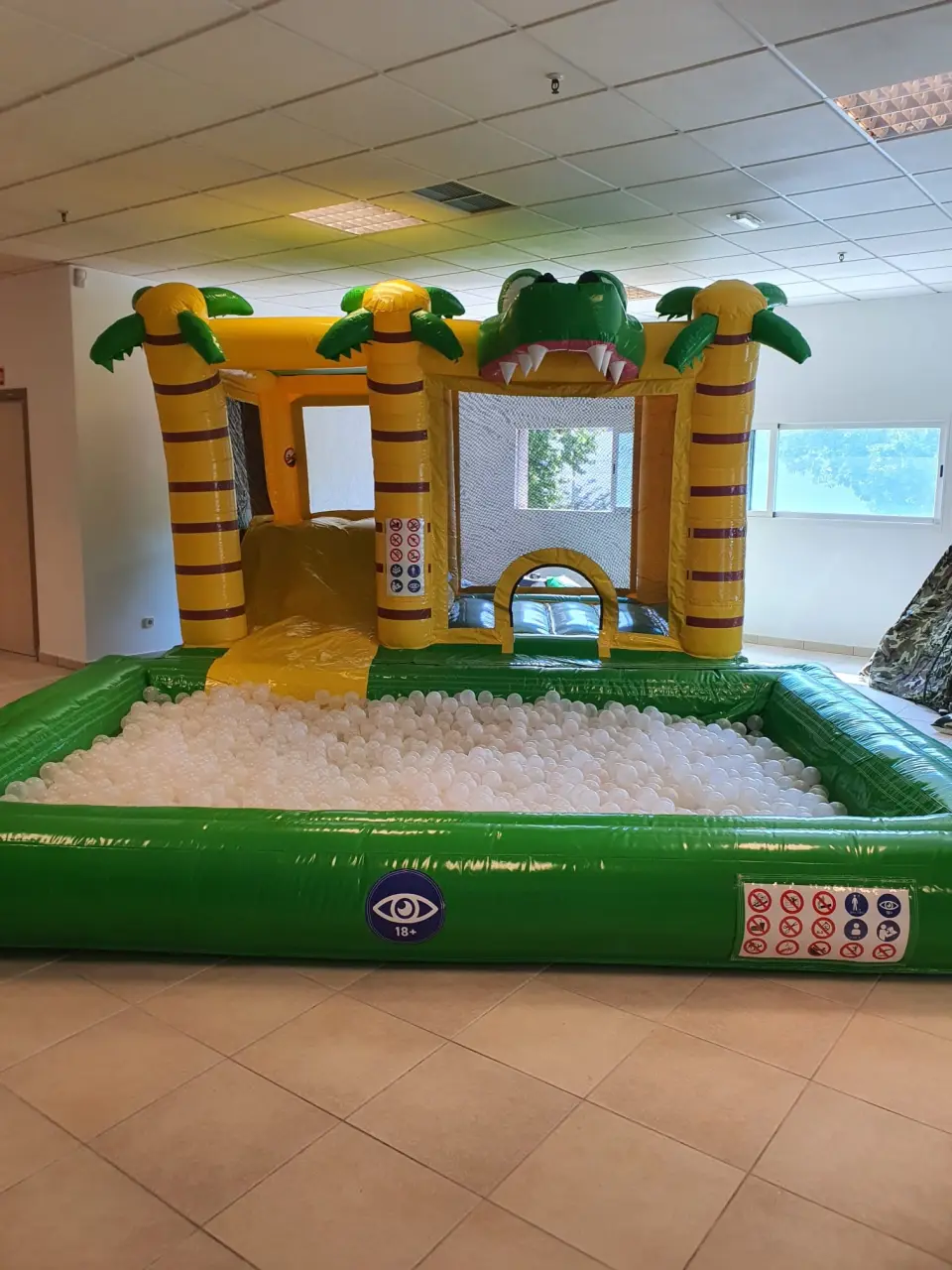 CASTILLO HINCHABLE COCODRILO ACUATICO / BOLAS, hinchable en alquiler