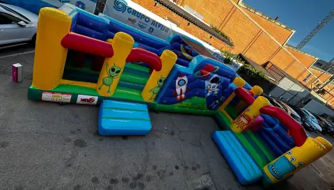 Castillo hinchable pista americana especial marcianos