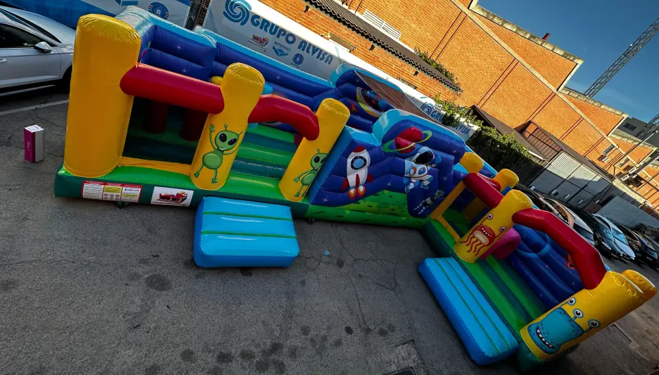 CASTILLO HINCHABLE PISTA AMERICANA ESPECIAL MARCIANOS, hinchable en alquiler