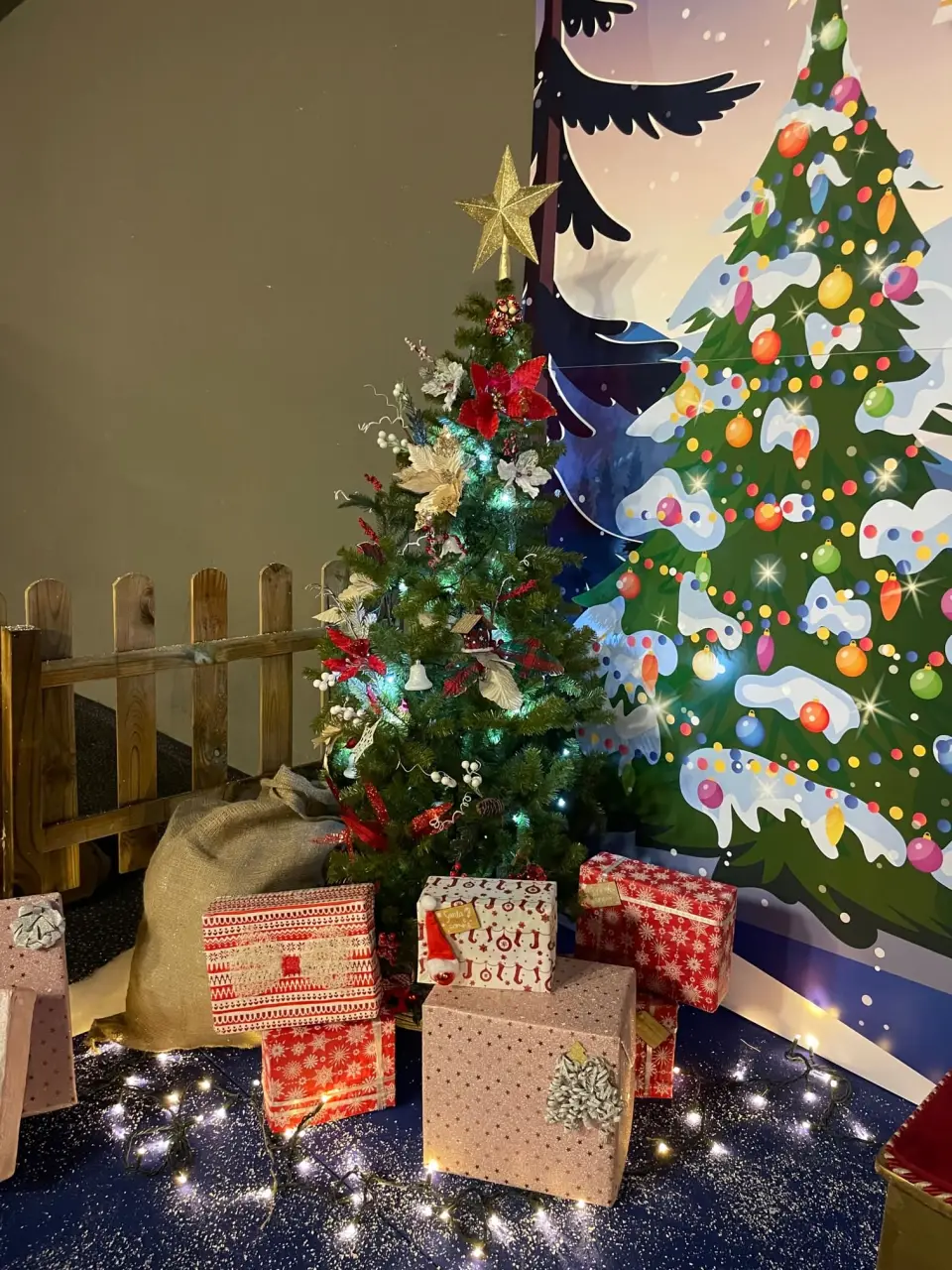 ATREZZO ARBOL DE NAVIDAD - DECORADO - 1,70 METROS, hinchable en alquiler