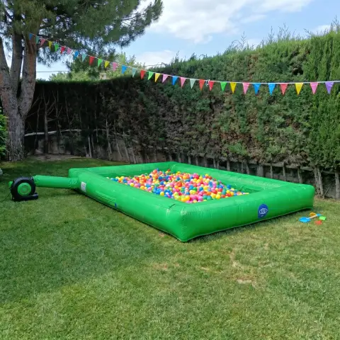 Piscina de bolas hinchable ( 4,5 x 3 metros)