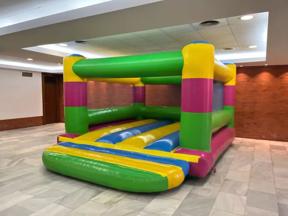CASTILLO HINCHABLE ARCO IRIS MEDIANO, hinchable en alquiler