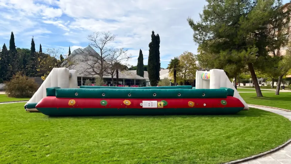 CASTILLO HINCHABLE FUTBOLIN HUMANO VERDE (SIN BARRAS), hinchable en alquiler